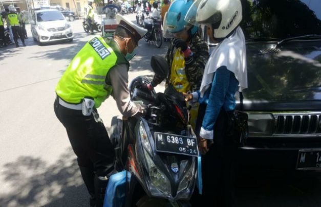Foto: Anggota Satlantas Polres Pamekasan saat Melakukan Tindakan Pada Salah Satu Pelanggar