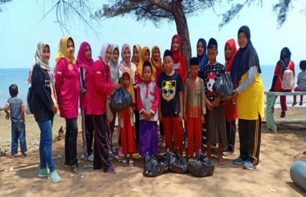 Foto: Penyerahan Santunan Anak Yatim Oleh Ketua Bhayangkari Ranting Polsek Pasean 
