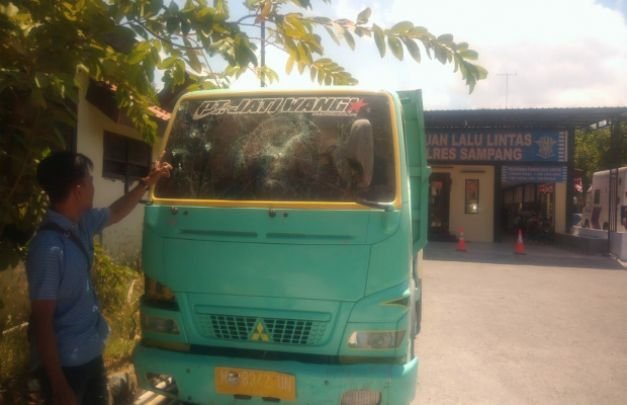 Foto :  Mobil Diamankan di Kantor Lantas Polres Sampang