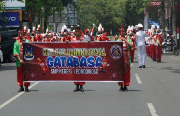 Foto: drumband kebanggan SMP Negeri 1 Bondowoso. 
