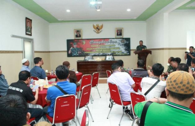 Foto: sejumlah awak media saat mengikuti acara di Makodim Lamongan