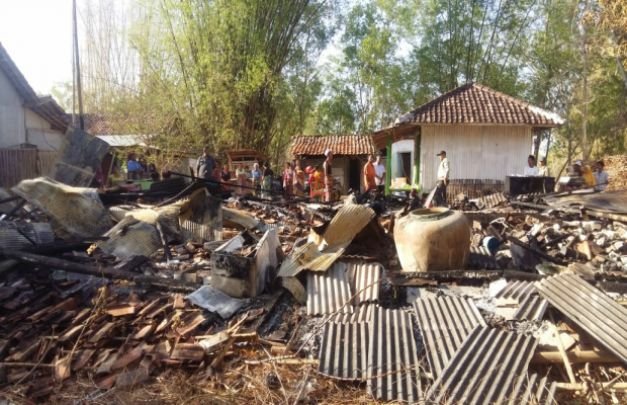 Foto : Rumah warga di Desa Pangilen Sampang terbakar