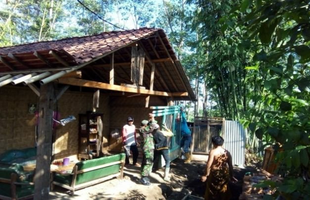 Foto: Babinsa dan warga bergotong royong
