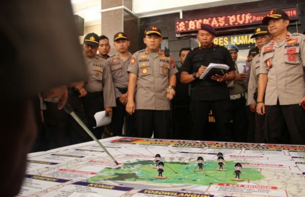 Foto: Kapolres Lumajang AKBP adewira Negara Siregar, bersama anggota Brimob Polda Jatim memetakan kerawanan wilayah