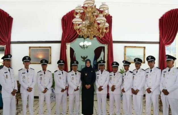 Foto  :  Bupati Propolinggo melantik Kades terpilih