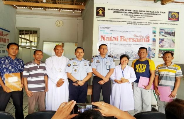 Foto : Kasibinadik Kamesworo beserta Tokoh Agama dan beberapa nara pidana Lapas 2B Bondowoso