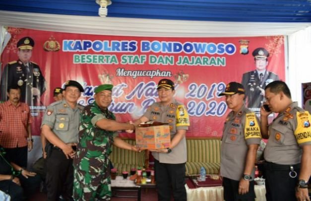 Foto : Kapolres Bondowoso saat memberikan bingkisan kepada Perwira Pengendali Pos Pam Tapen
