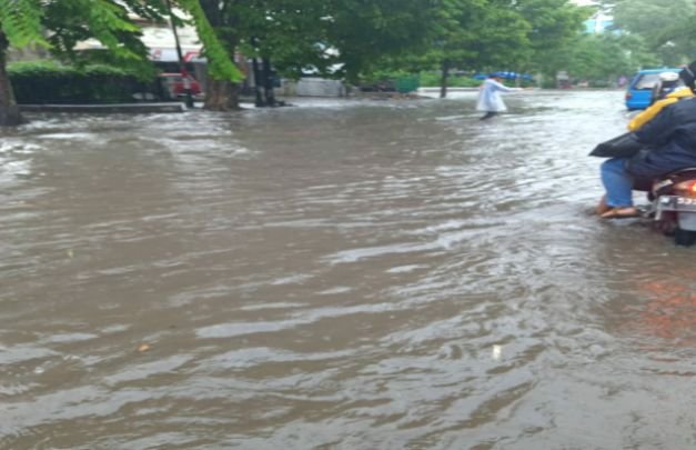 Foto: luapan banjir kali ciliwung kota malang