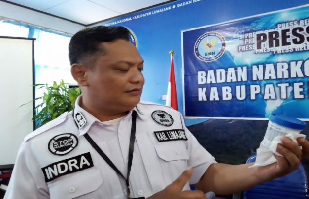 Foto:  AKBP Indra Brahmana, memegang xamle tes urine awak media Lumajng