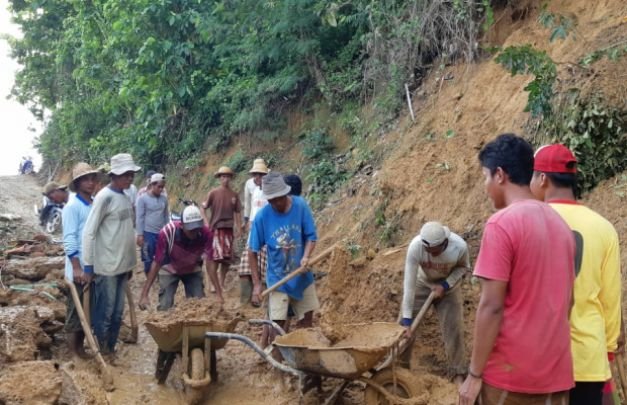 Foto: warga Dusun Batoguluk Basoka saat sedang membersihkan reruntuhan tebing