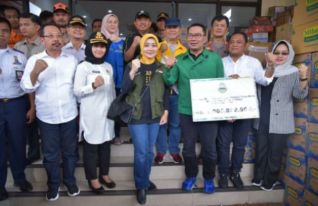 Foto : Gubernur Jawa Barat, Ridwan Kamil saat menyerahkan bantuan untuk korban bencana banjir
