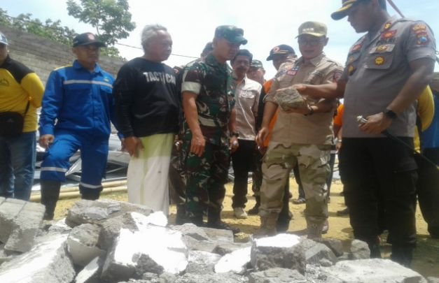 Foto Bupati Pamekasan di Dampingi Kapolres dan Dandim 0826, Saat Melihat Langsung Sisa Material Bangunan Yang Roboh