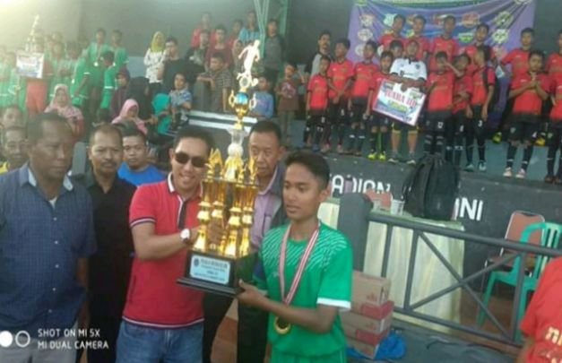 Foto: Ketua Askab Sumenep saat menyerahkan piala ke pemenang kompetisi U- 13