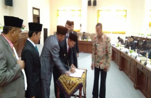 Foto: pengesahan Raperda Dana Cadangan dan SOTK
