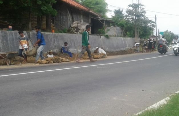 Foto: Aktifitas warga gotong royong membersihkan lingkungan