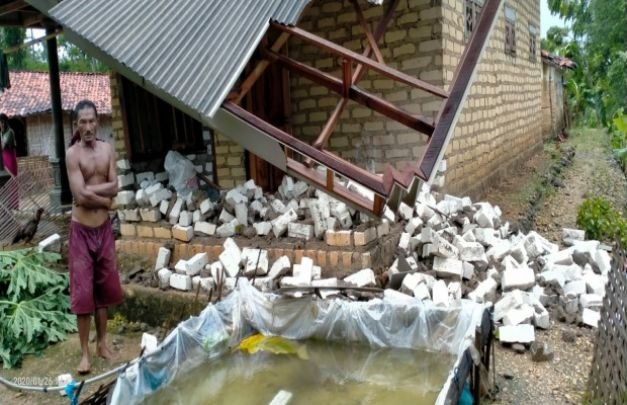 Foo: Salah Satu Rumah Warga  yang Rusak Pasca Bencana Angin Kencang