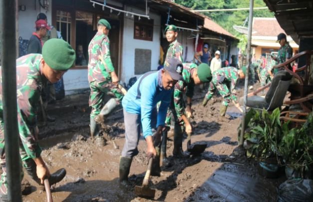 Foto: Prajurit Yonif Raider 514 Kostrad tiba di lokasi bencana