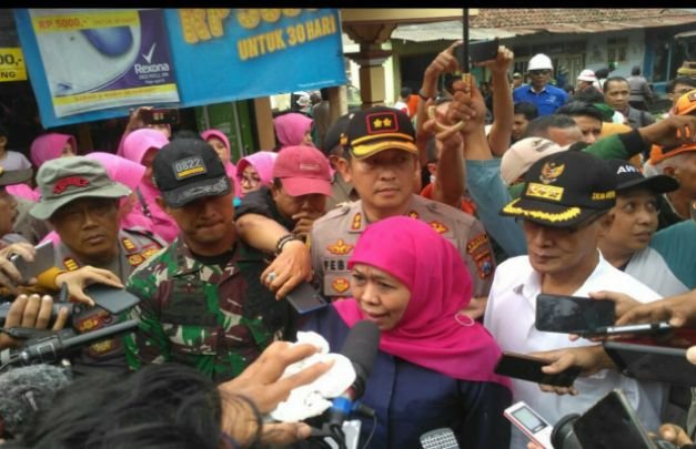 Foto: Khofifah Indar Pawansah saat meninjau lokasi banjir bandang di Bondowoso