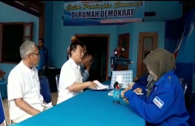 Foto: Azasi Hasan Menyerahkan Berkas Persyaratan Bacabup ke Desk Pilkada 2020 Partai Demokrat Sumenep