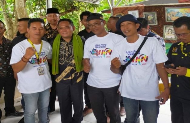 Foto : Bupati Bekasi bersama panitia HPN Bekasi Raya