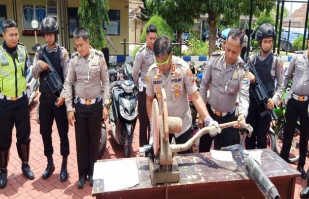 Foto: Kapolres Sumenep, AKBP Deddy Supriyadi, saat menggergaji knalpot brong