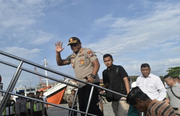 Foto: Kapolres Sumenep saat menaiki kapal menuju ke kepulauan