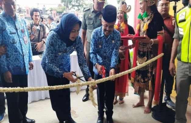 Foto: Walikota didampingi Wakil Walikota Batu saat menggunting pita sebagai tanda telah diresmikanya Pasar Sayur Kota Batu.