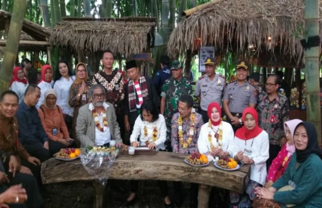 Foto: Foto: Wakil Walikota Batu bersama Menteri PPPA dan jajaran saat berkunjung ke Pasar Rakyat Bringharjo.