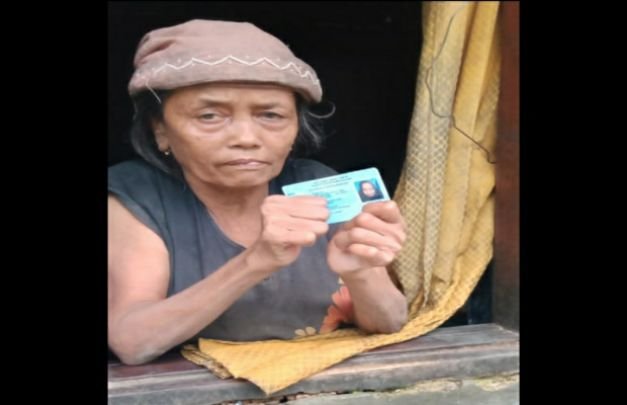 Foto: Dumiyah menunjukkan e-KTP
