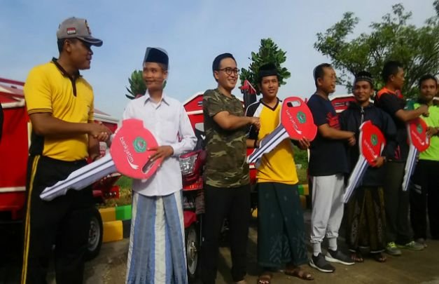 Foto: Bupati Pamekasan Saat Menyerahkan enam Unit Kendaraan Roda Tiga Kepada Ponpes
