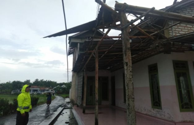 Foto: Salah satu rumah warga yang rusak diterjang puting beliung