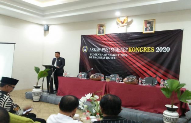Foto: Sekretaris Daerah, Edy Rasyiadi, saat membacakan sambutan Bupati di Kongres Askab PSSI