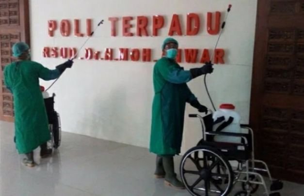Foto: Tim Kewaspadaan Covid-19 RSUDMA Sumenep ketika melakukan penyemprotan disinfektan di setiap sudut RSUDMA, 