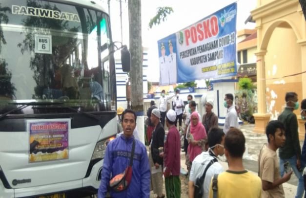 Foto : Tim medis Posko Covid 19 sedang memeriksa rombongan peziarah Walisongo di Jl. Wijaya Kusuma Kota Sampang