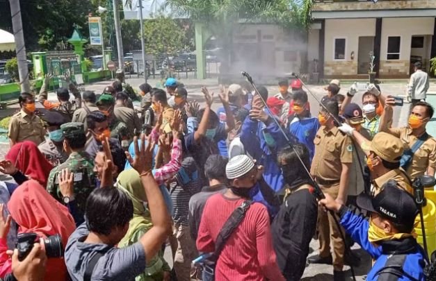 Foto: Saat Wartawan Disemprot Disinfektan Oleh Bupati Pamekasan