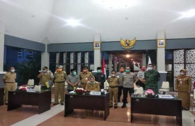 Foto: Walikota Batu bersama jajaran saat Teleconference di Pendopo Balai Kota Among Tani