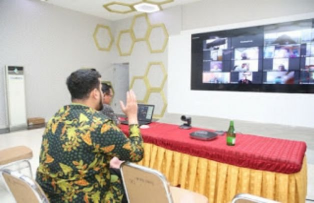 Foto : Wali Kota Probolinggo Saat Menggunakan Aplikasi Telekonferensi