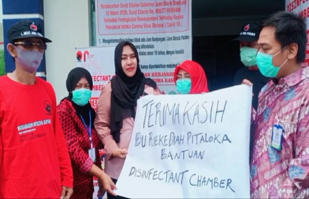 Foto : Penyerahan Disinfectant Chamber oleh Soleman
