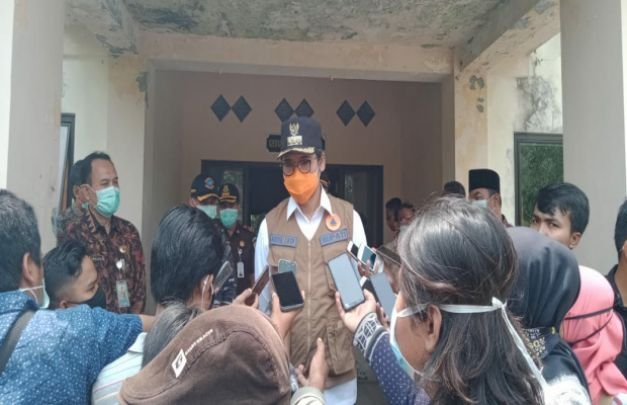 Foto: Bupati Bangkalan RKH Abdul Latif Amin Imron saat diwawancarai sejumlah awak media di asrama BLK.