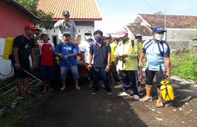 Foto : Bersama Warga Rw 2 Melakukan Penyemprotan Disinfektan