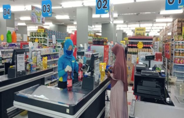 Foto:  Karyawan di Bangkalan Plaza saat melayani pembeli