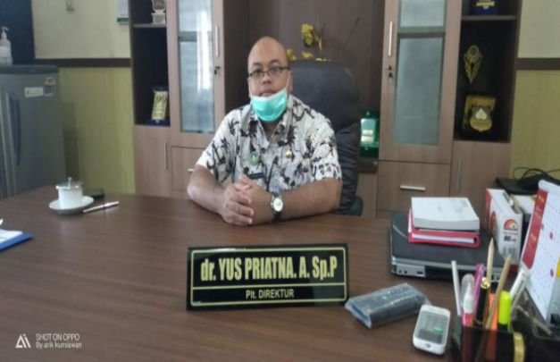 Foto : dr. Yus Priatna. A. Sp. P.  PLT. RSUD. dr Koesnadi saat di konfirmasi dirungannya.