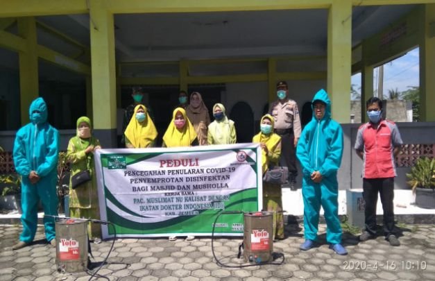 Foto: Ketua NU Nurul Kamilah Rosidi beserta Muspika Lakukan Penyemprotan ditempat Ibadah