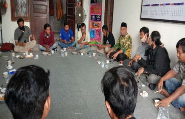 FOTO: Syafiuddin Asmoro, S. Sos pakai batik hijau.