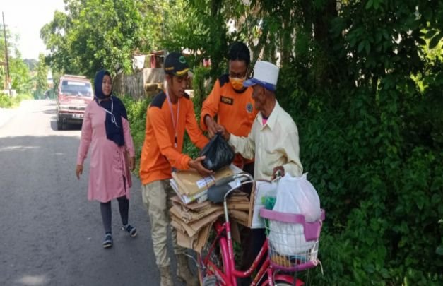 Foto: Yusa, Bersepeda Ontel Saat Terima Sembako Dari FRFB Pamekasan