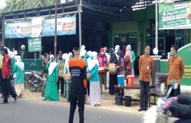 Foto: Juwairiyah, Koordinator Aksi pembagian masker gratis kepada pengendara