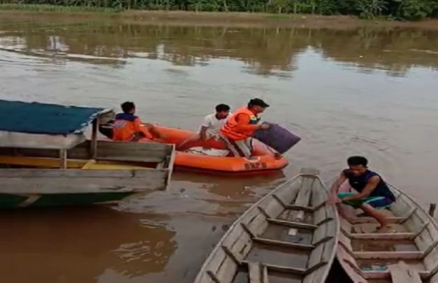 Foto: Proses evakuasi korban tenggelam