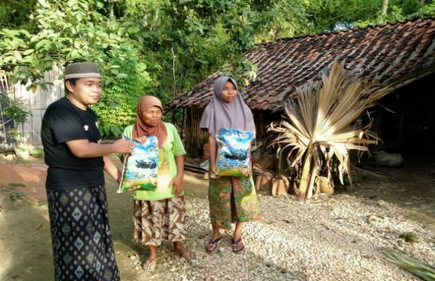 Foto: Badrur Rosi, salah satu pengurus PWI Sumenep saat memberikan bantuan sembako