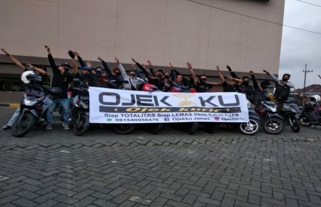 Foto: Ojek Kurir (Ojekku), usai membagikan takjil secara gratis kepada masyarakat pengguna jalan di Kota Batu