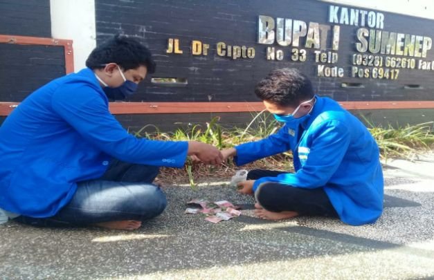 Foto: aktivis pmii saat tabur bunga didepan kantor bupati Sumenep